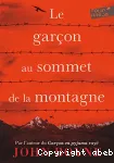 Le garçon au sommet de la montagne